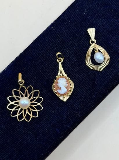 Lot de trois pendentifs en or jaune 18 carats...