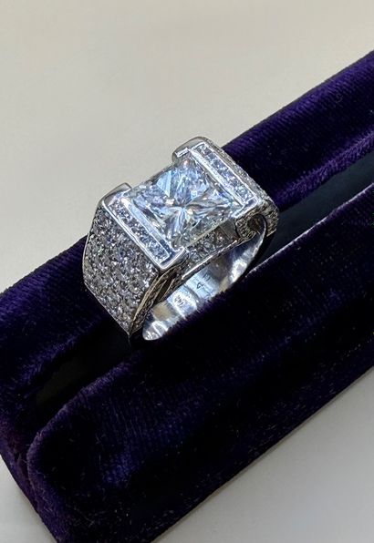 Ravissante et élégante bague en platine (850/1000)...