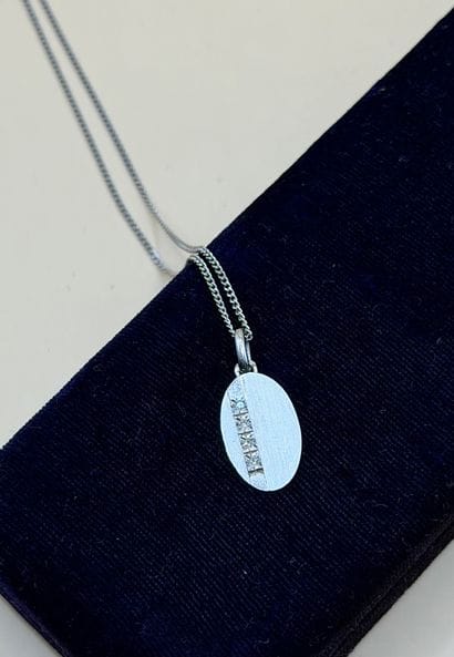 Pendentif ovale et sa chaîne en or gris 18...