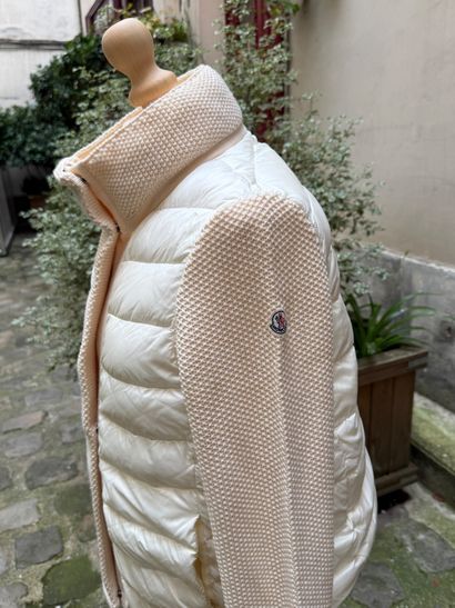 MONCLER 
Veste courte en laine crochet et...