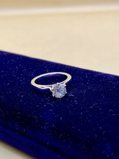 Bague solitaire en or gris 18 carats (750/1000)...