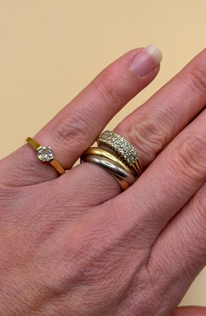 Bague solitaire en or jaune 18 carats (750/1000)...