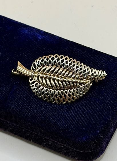 Broche feuille en or jaune 18 carats (750/1000)....