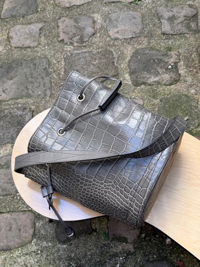 LANCEL 
Grand sac seau en cuir gris effet...