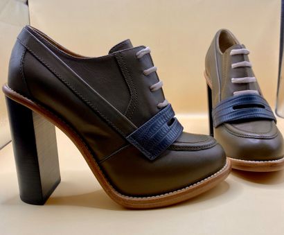 CHLOÉ
Paire de bottines en cuir de veau taupe...