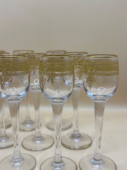 Ensemble comprenant neuf verres à liqueur...