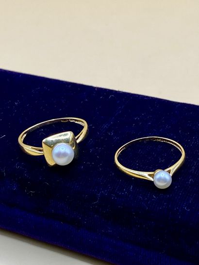 Lot de cinq bagues en or jaune 18 carats...