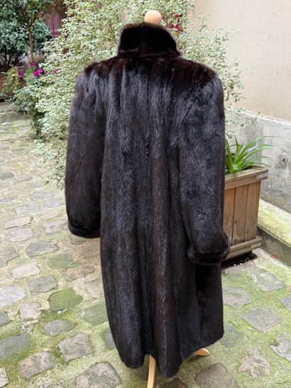 Très élégant manteau en vison marron à col...