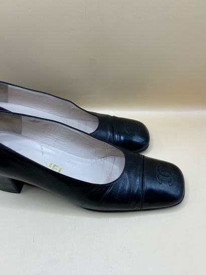CHANEL 
Paire d'escarpins à bouts carrés...