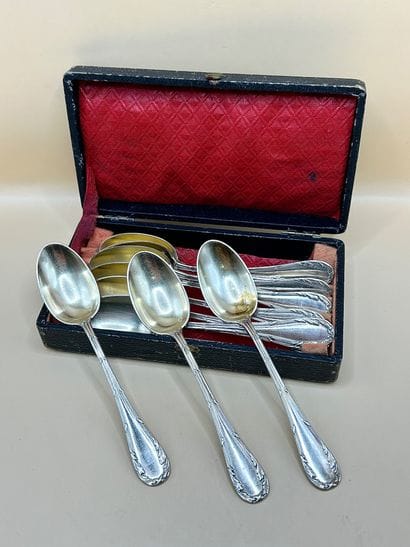 Suite de 11 cuillères à dessert en argent...