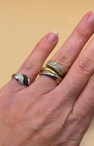 Bague à entrelacs en or blanc 18 carats (750/1000)...