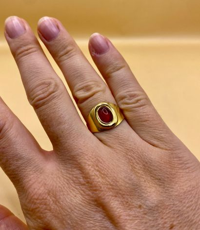 Bague casque en or jaune 18 carats (750/1000)...
