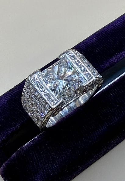 Ravissante et élégante bague en platine (850/1000)...
