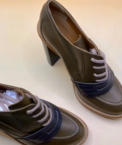 CHLOÉ
Paire de bottines en cuir de veau taupe...