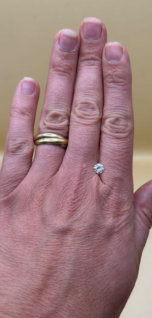 Un diamant de taille moderne sur papier pesé...