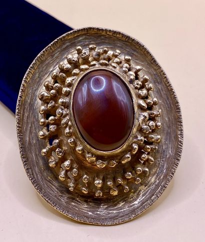 Importante broche ovale en métal martelé...