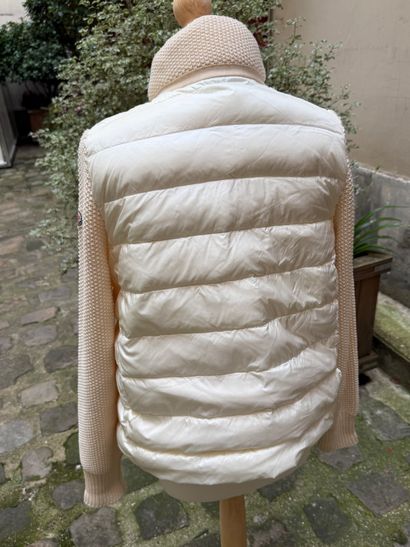 MONCLER 
Veste courte en laine crochet et...