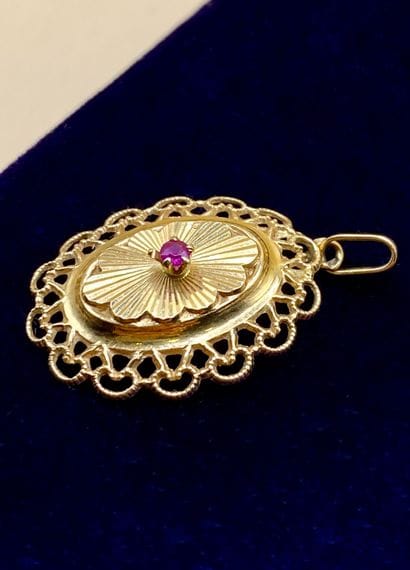 Ravissant pendentif en or jaune 18 carats...
