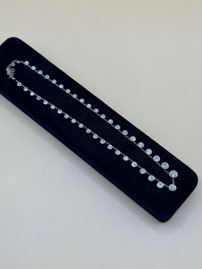Ravissant et délicat collier en platine (850/1000)...