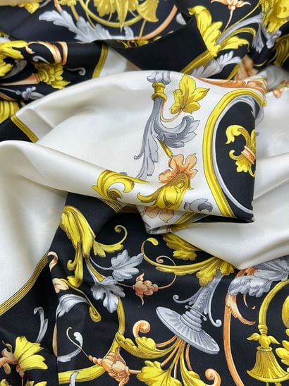CÉLINE 
Foulard en soie à décor d'entrelacs...