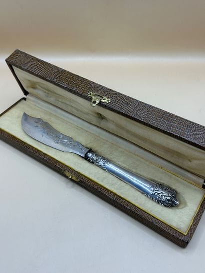 Couteau en argent et argent fourré (950/1000)...