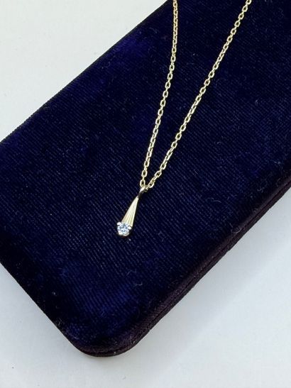 Pendentif goutte et sa chaîne en or jaune...