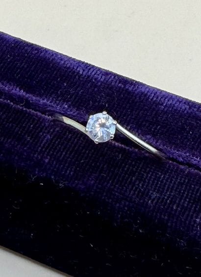 Bague solitaire en or gris 18 carats (750/1000)...