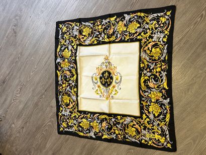 CÉLINE 
Foulard en soie à décor d'entrelacs...
