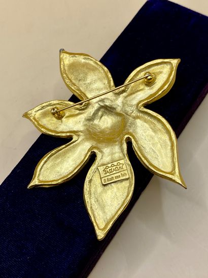 IL ÉTAIT UNE FOIS 
Importante broche en métal...