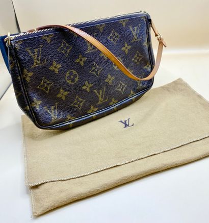 LOUIS VUITTON 
Pochette en toile Monogram,...