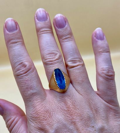 Importante bague de cocktail en or jaune...