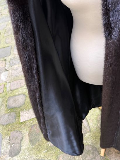 Très élégant manteau en vison marron à col...
