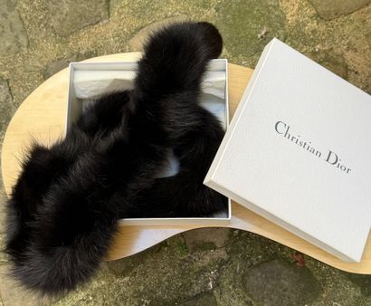 CHRISTIAN DIOR 
Echarpe en fourrure de vison...