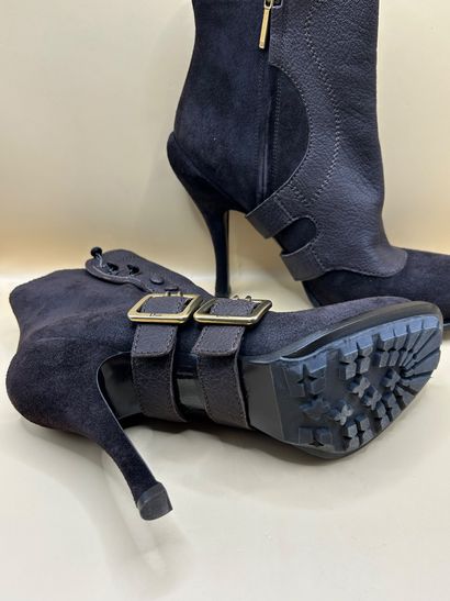 DIOR 
Paire de bottines marrons en daim et...