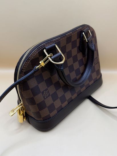 LOUIS VUITTON 
Sac à main modèle 