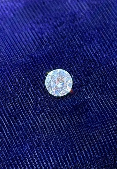 Un diamant de taille moderne sur papier pesé...