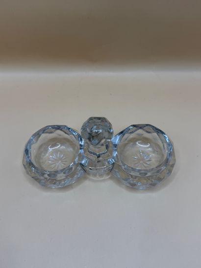 BACCARAT
Salerons en cristal taillé. 
Signé...