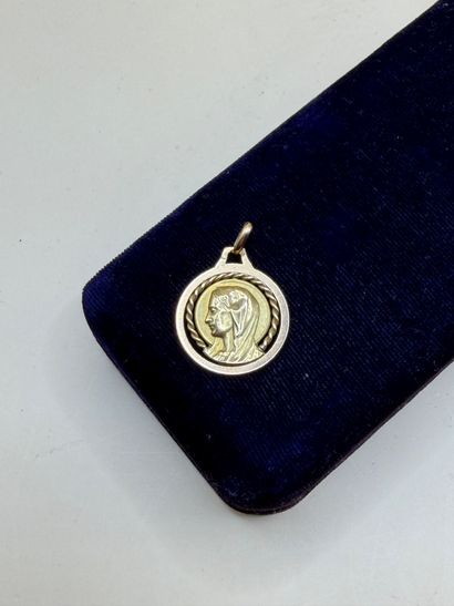 Médaille ronde en or jaune 18 carats (750/1000)...