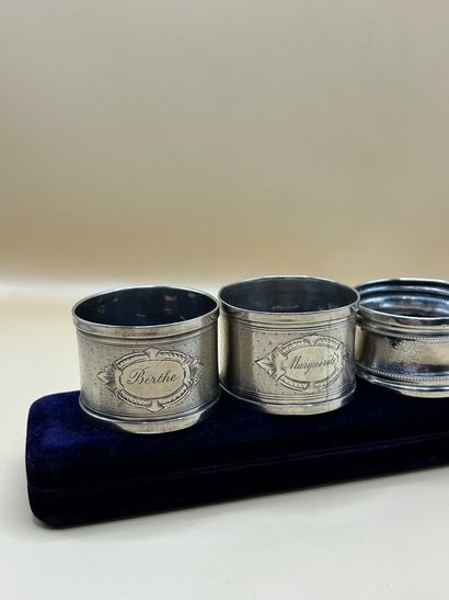 Lot comprenant 4 ronds de serviette en argent...