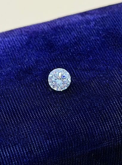 Un diamant de taille moderne sur papier pesé...