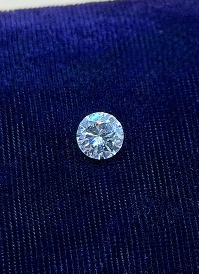Un diamant de taille moderne sur papier pesé...