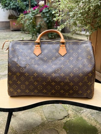 LOUIS VUITTON 
Sac à main modèle 