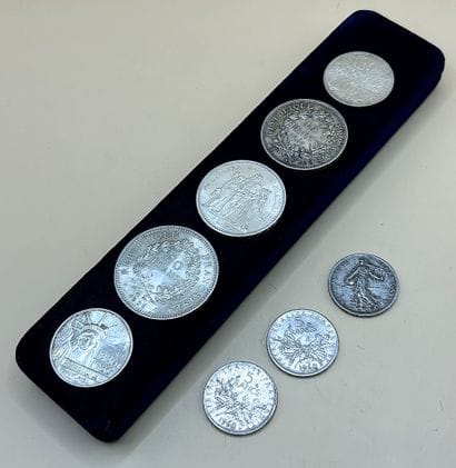 Lot de pièces en argent comprenant : 
- 1...