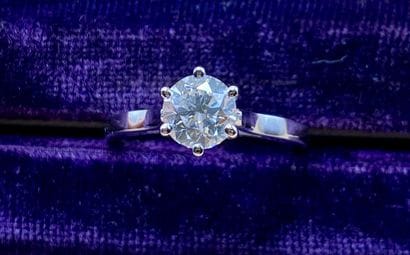 Bague solitaire en or gris 18 carats (750/1000)...