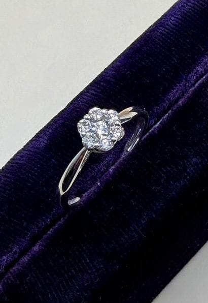 Ravissante bague fleur en or blanc 18 carats...