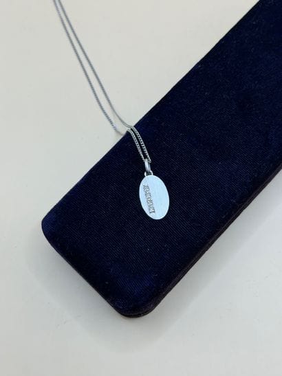 Pendentif ovale et sa chaîne en or gris 18...