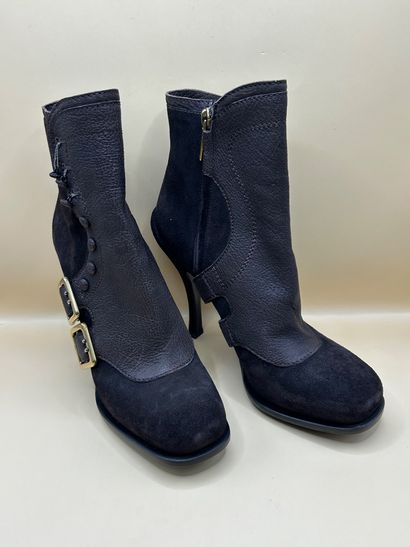 DIOR 
Paire de bottines marrons en daim et...