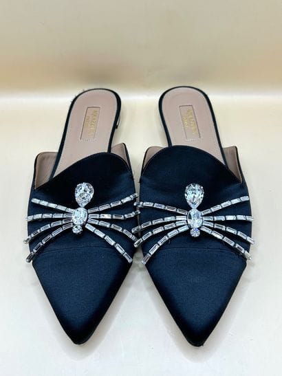 AQUAZZURA
Mules en satin noir et strass....