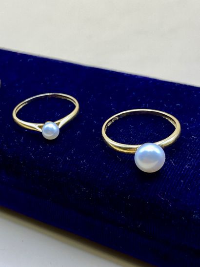 Lot de cinq bagues en or jaune 18 carats...