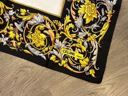 CÉLINE 
Foulard en soie à décor d'entrelacs...